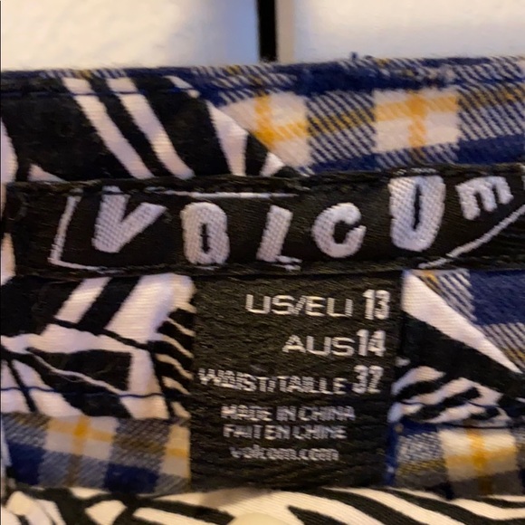 Volcom jean shorts - Picture 3 of 4